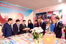《人民报》 社总编辑黎国明参观永福省春节特刊展的展位。（何红河 摄）