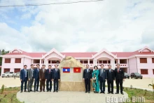 越南援建的老挝华潘省华盟县高中学校竣工交接仪式今日举行。（图片来源：和平报）