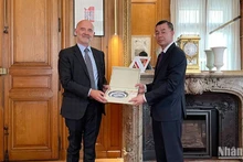 越南国家审计署审计长吴文俊与法国审计院院长皮埃尔·莫斯科维奇。