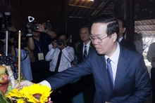 越南国家主席武文赏上香缅怀孙德胜主席。