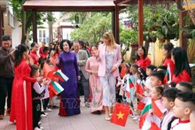越南国家主席夫人与保加利亚总统夫人造访河内越保幼儿园。（图片来源：越通社）
