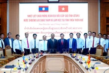 双方代表合影。