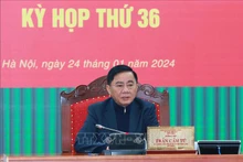 越共中央政治局委员、中央书记处书记、中央检查委员会主任陈锦秀主持会议。（图片来源：越通社）