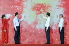 武文赏主席同与会代表共同启动了2023年全国人道主义月和“好人好事，携手共建博爱社区”运动。（图片来源：越通社）