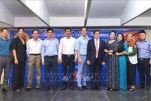 出席纪念活动的在莫越南人合影留念。