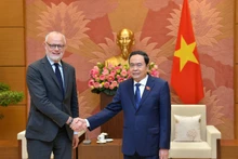 国会常务副主席陈青敏会见法国前总理、勒阿弗尔市市长爱德华·菲利普。