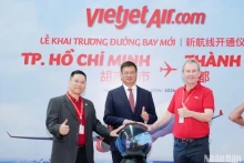 中国驻胡志明市总领事魏华祥（中）、越捷航空公司副总经理迈克尔·希基（右一）、越捷航空公司商务副总经理阮伯算（左一）举行胡志明市至成都市航线开航仪式。