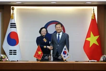 越南内务部长范氏青茶与韩国内政安全部长李祥敏签署谅解备忘录。（图片来源：越通社）