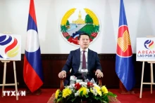老挝副总理兼外交部长沙伦塞·贡马西主持记者会。（图片来源：越通社）
