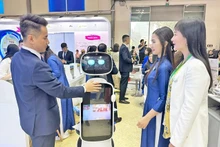 2024年河内国际旅游博览会介绍服务于旅游业的机器人。