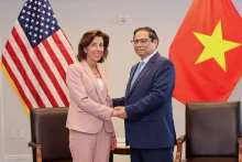 越南政府总理范明正会见美国商务部长吉娜·雷蒙多。