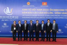 越南政府总理范明正和与会代表合影。