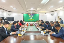 越南外交部代表团与西哈努克省省长举行工作座谈。