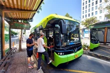 乘客在胡志明市中心搭乘电动公交车。（图片来源：laodong.vn）