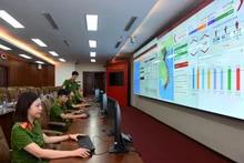 公安部社会秩序行政管理警察局所属的人口信息数据中心的干部、战士监控数字地图。（陈海 摄）