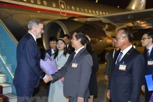 越南教育与培训部部长阮金山在内排国际机场欢迎捷克总理彼得·菲亚拉。