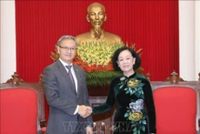 越共中央政治局委员、中央书记处常务书记、中央组织部部长张氏梅已会见率团访问越南的老挝人民革命党中央委员会委员、中央对外联络部部长通沙万•丰威汉。