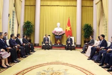 越南国家主席武文赏会见老挝人民革命党中央委员会委员、中央对外联络部部长通沙万•丰威汉。