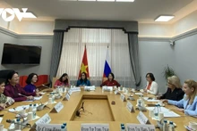 越共中央委员、越南妇女联合会主席何氏娥与俄罗斯共产党“俄罗斯妇女联盟——俄罗斯的希望”运动领导人和执政党“统一俄罗斯党”领导人举行工作会议。
