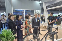 各位代表参观展位。