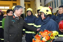 公安部长苏林大将向赴土耳其实施国际救援任务的救援队赠送鲜花。（成达、文瓒 摄）