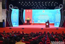 值庆祝越南工会成立95周年之际，越南劳动总联合会在河内举行第四次阮文灵奖颁奖典礼、第五次全国优秀基层工会主席表彰大会暨一级劳动勋章授勋仪式。
