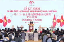 日本皇嗣秋筱宫文仁亲王在招待会上发表讲话。（图片来源：越通社）