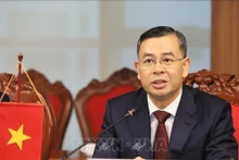 越南国家审计署审计长吴文俊发表讲话。