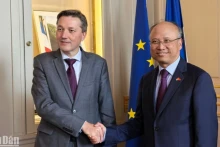 越南驻法国大使丁全胜与上法兰西大区行政长官贝特朗·高梅。