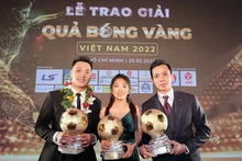 越南球员阮文决前锋（右）和黄茹（中）获得2022年越南金球奖。
