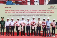 广南省人委会主席黎文勇（中）和各机关单位代表向RCL旗下“Chana Bhum”号货轮成员送鲜花。