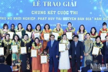 越南政府总理范明正出席“妇女创业，弘扬本土资源”竞赛决赛颁奖仪式。（陈海 摄）