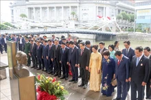 国会主席陈青敏一行在新加坡胡志明主席纪念碑前默哀一分钟缅怀。