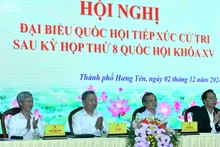 越共中央总书记苏林和兴安省国会代表团代表在第十五届国会第八次会议结束后会见兴安省的选民。