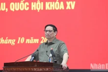 范明正总理在会见选民时发表讲话。