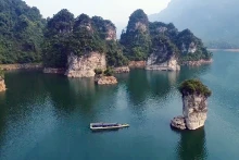 林平县上林乡牛桩（Cọc Vài）景点与才熬（Tài Ngào）小伙子事迹相关。