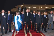 匈牙利总统舒尤克·道玛什携夫人抵达内排国际机场，开始对越南进行正式访问。（图片来源：越通社）