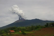 菲律宾火山再度喷发 灰柱高达4000米。