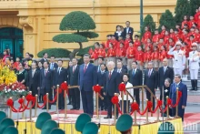 越共中央总书记阮富仲和中共中央总书记、中国国家主席习近平在欢迎仪式。