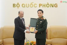 越南国防部长潘文江大将会见印度驻越南特命全权大使桑迪普.艾莉亚。