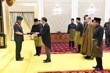 越南驻马来西亚大使丁玉灵在马来西亚皇宫向马来西亚国王阿卜杜拉·苏丹·艾哈迈德·沙阿递交了越南国家主席武文赏的国书。