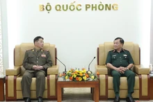 越南国防部副部长黄春战上将会见朝鲜驻越国防武官Kim Myong Chol大校。（图片来源：越通社）
