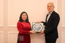 裴氏明淮女士与波兰-越南友好议员小组代表会面。