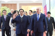 越南政府总理范明正与新西兰总理克里斯托弗•卢克森出席双边合作文件签字仪式。