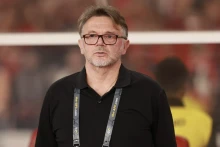 越方与主教练特鲁西埃终止合同。