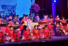 泰国公主创作并表演关于越南的音乐作品。