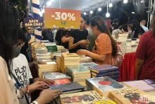 附图：2024年第九届河内书展今日在还剑湖步行街区开展。