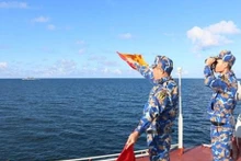 265号舰船官兵与泰国皇家海军进行手旗通信训练（图片来源：越南海军报）