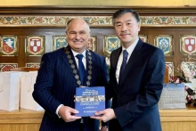 越南驻捷克大使杨怀南和扬·比尔克市长。（图片来源：越通社）