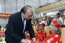 国家主席阮春福在仪式上亲切地问候老年人们。